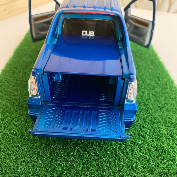 Jada Dub City 1:24 Diecast 2002 Cadillac Escalade EXT Blue Custom Lowrider Truck - Picture 5 of 14